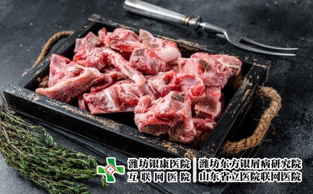 攝圖網_326521609_木質托盤中含有骨頭的生肉 黑色背景 頂端視圖魚片屠夫木板食物小牛羊肉廚房營養(yǎng)烹飪肩膀（企業(yè)商用）