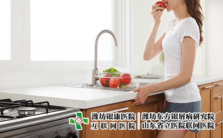 攝圖網(wǎng)_500536762_廚房里吃新鮮水果的女孩（企業(yè)商用）